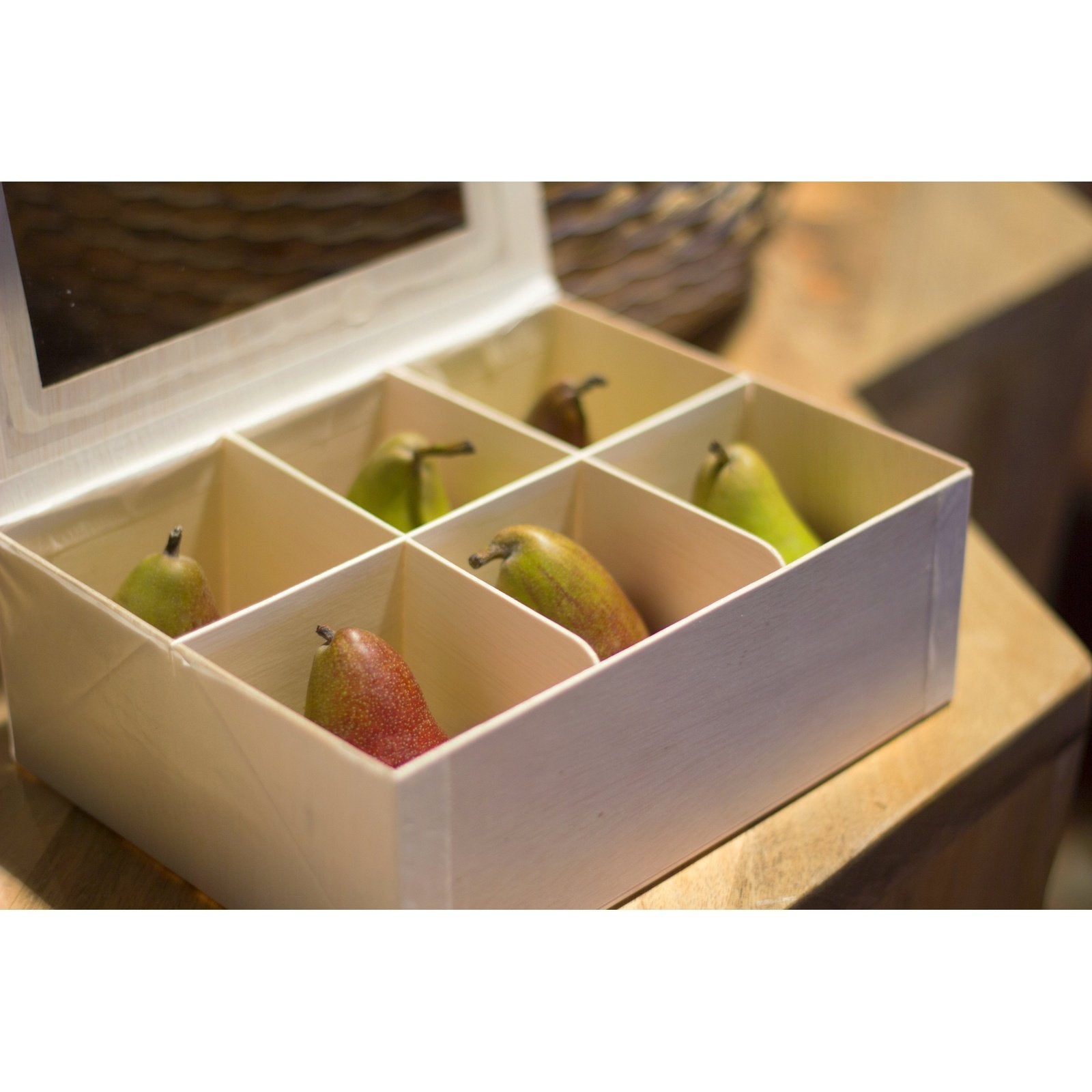 https://www.verterra.com/cdn/shop/products/8x11_inch_Bento_Balsa_Wood_Disposable_Box_with_window_and_attached_Lid.jpg_4_1_2048x.jpg?v=1702296428